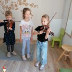 Na zdjęciu widać dziewczynki z grupy BIEDRONEK podczas gry na skrzypcach.