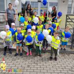 Na zdjęciu widzimy dzieci z grupy SŁONECZEK, przed zakładem ubezpieczeń społecznych w Lublińcu. Jest to zdjęcie grupowe.