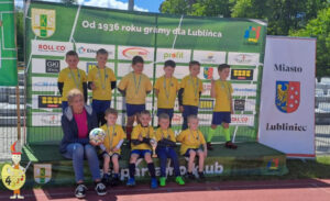 Na zdjęciu widać chłopców z grupy JEŻYKÓW i BIEDRONEK. Chłopcy są na boisku piłki nożnej, są ubrani w stroje sportowe. Jest to zdjęcie grupowe.