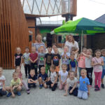 Na zdjęciu widać dzieci z grupy JEŻYKÓW, Panią dyrektor oraz Panią Marysię. Jest to zdjęcie grupowe w parku rozrywki Jelonkowo.