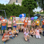 Na zdjęciu widać dzieci z grupy JEŻYKÓW, dzieci stoją na dworze, jest to zdjęcie grupowe.