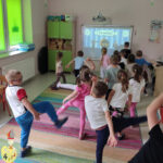 Na zdjęciu widać dzieci z grupy MISIAKÓW, dzieci są w sali zajęć dodatkowych i tańczą.