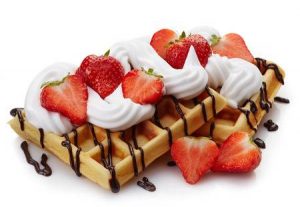 34474401-belgische-wafels-met-slagroom-aardbeien-en-chocolade-saus-op-een-witte-achtergrond