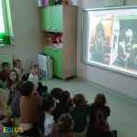 Na zdjęciu widać dzieci z grupy JEŻYKÓW, podczas oglądania filmu edukacyjnego pt. "Skąd pochodzi czekolada?".