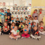 Na zdjęciu widać dzieci z grupy BIEDRONEK, dzieci siedzą na dywanie, jest to zdjęcie grupowe w sali.