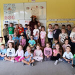 Na zdjęciu widać dzieci z grupy JEŻYKÓW i BIEDRONEK oraz panią Jesień. Jest to zdjęcie grupowe w sali.