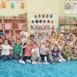 Na zdjęciu widać dzieci z grupy SŁONECZEK i Panią Beatę. Jest to zdjęcie grupowe na dywanie w sali.