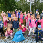 Na zdjęciu widać dzieci z grupy JEŻYKÓW, dzieci są na dworze, stoją z workiem uzbieranych odpadów. Jest to zdjęcie grupowe.