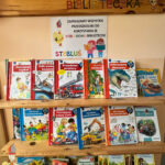 Na zdjęciu widać Steblusiową Biblioteczkę, która znajduje się w przedszkolnym korytarzu.