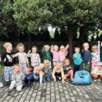 Na zdjęciu widać dzieci z grupy SŁONECZEK, dzieci są na dworze, stoją z workiem uzbieranych odpadów. Jest to zdjęcie grupowe.