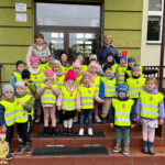 Na zdjęciu widać dzieci z grupy JEŻYKÓW, panią Marysię i Panią Sabinę. Jest to zdjęcie grupowe przed SP3 w Lublińcu.
