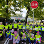 Na zdjęciu widać dzieci z grupy BIEDRONEK, jest to zdjęcie grupowe przy SP3 w Lublińcu.