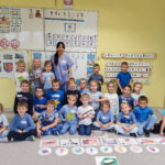 Na zdjęciu widać dzieci z grupy BIEDRONEK i Panią Monikę - pielęgniarkę. Jest to zdjęcie grupowe w sali.