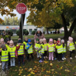 Na zdjęciu widać dzieci z grupy SŁONECZEK oraz Panią Beatę. Jest to zdjęcie grupowe przy SP3 w Lublińcu.