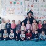 Na zdjęciu widać dzieci z grupy MISIAKÓW oraz panią Wiktorię, jest to zdjęcie grupowe w sali.