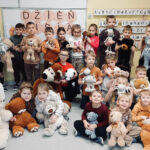 Na zdjęciu widać dzieci z grupy BIEDRONEK, dzieci trzymają swoje misie, jest to zdjęcie grupowe w sali.