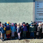 Na zdjęciu widać dzieci z grupy MISIAKÓW, dzieci stoją przed budynkiem przychodni weterynaryjnej. Jest to zdjęcie grupowe.