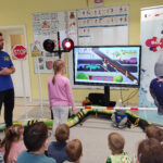 Na zdjęciu widać dzieci z grupy BIEDRONEK, dzieci są w sali, oglądają bajkę edukacyjną dotyczącą bezpieczeństwa kolejowego.