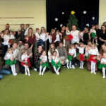 Na zdjęciu widać dzieci z grupy MOTYLKÓW i ich rodziców, panią Olę, Halinę i Karolinę. Jest to zdjęcie grupowe w sali.