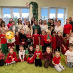 Na zdjęciu widać dzieci z grupy JEŻYKÓW i ich rodziców. Jest to zdjęcie grupowe w sali.