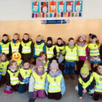 Na zdjęciu widać dzieci z grupy JEŻYKÓW i Panią Marysię, dzieci są w szkole podstawowej nr 3 w Lublińcu, jest to zdjęcie grupowe.