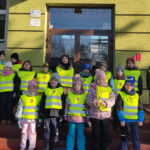 Na zdjęciu widać dzieci z grupy BIEDRONEK, jest to zdjęcie grupowe. Dzieci stoją przed szkołą podstawową nr 3 w Lublińcu.