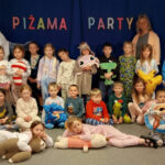Na zdjęciu widać dzieci z grupy JEŻYKÓW, panią Marysię i panią Dyrektor. Jest to zdjęcie grupowe.