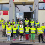 Na zdjęciu widać dzieci z grupy BIEDRONEK, jest to zdjęcie grupowe na schodach, przed Szkołą Podstawową nr 4 w Lublińcu.