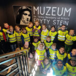 Na zdjęciu widać dzieci z grupy BIEDRONEK, dzieci są w muzeum, jest to zdjęcie grupowe.