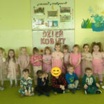 Na zdjęciu widać dzieci z grupy MOTYLKÓW, panią Olę i panią Żanetę. Jest to zdjęcie grupowe w sali.