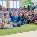 Na zdjęciu widać Steblusiowe Przedszkolaki, które siedzą na dywanie podczas słuchania audycji muzycznej.