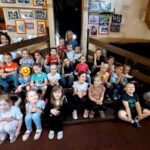 Na zdjęciu widać dzieci z grupy JEŻYKÓW, panią Marysię i panią Asię. Jest to zdjęcie grupowe.