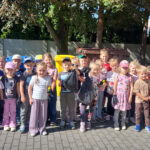 Sprzątanie świata Na zdjęciu widać dzieci z grupy BIEDRONEK. Dzieci stoją na podwórku przedszkolnym, jest to zdjęcie grupowe.