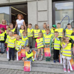 Na zdjęciu widać dzieci z grupy BIEDRONEK, panią Karolinę oraz panią Małgosię - fryzjerkę. Jest to zdjęcie grupowe.