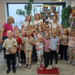 Na zdjęciu widać dzieci z grupy BIEDRONEK, panią Karolinę, panią Jolę i dwie panie fryzjerki. Jest to zdjęcie grupowe w salonie fryzjerskim.