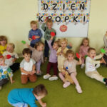 Na zdjęciu widać dzieci z grupy ROBACZKÓW. Dzieci są w swojej sali, jest to zdjęcie grupowe.