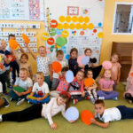 Na zdjęciu widać dzieci z grupy JEŻYKÓW, dzieci są w swojej sali, jest to zdjęcie grupowe.