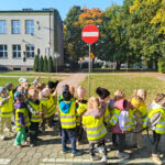 Na zdjęciu znajdują się dzieci z grupy SŁONECZEK, dzieci znajdują się w miasteczku ruchu drogowego.
