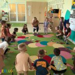 Na zdjęciu widać dzieci z grupy ROBACZKÓW, podczas zabawy muzyczno ruchowej na dywanie.