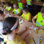Na zdjęciu widać dzieci z grupy BIEDRONEK podczas lekcji pokazowej w Szkole Podstawowej nr 3 w Lublińcu. Dzieci wykonują papierowe pszczoły.