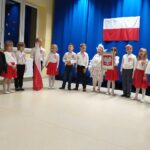 W listopadowe popołudnie dzieci z grupy „Biedronki” przedstawiły dla rodziców etiudę patriotyczną pt. „Polska- nasz dom”. 