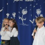 Na zdjęciu widać Przemka, Honoratę i Amelię z grupy BIEDRONEK, podczas występu z okazji zakończenia przedszkola.