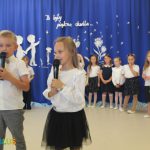 Na zdjęciu widać Amelkę i Stasia z grupy BIEDRONEK, podczas występu z okazji pożegnania przedszkola.