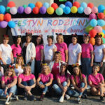Na zdjęciu widać kadrę pedagogiczną oraz personel usługowy z naszego przedszkola. Jest to zdjęcie grupowe na podwórku przedszkolnym.